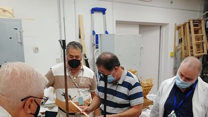 Modelistas del Museo Naval reconstruyendo la nave 'Real', de Juan de Austria.