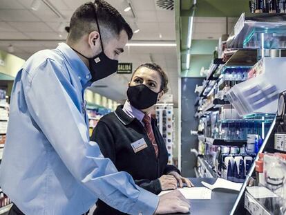 Trabajadores de un supermercado Consum