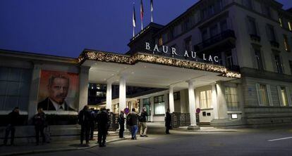 Periodistes davant l'hotel de Zuric on s'han fet les detencions.