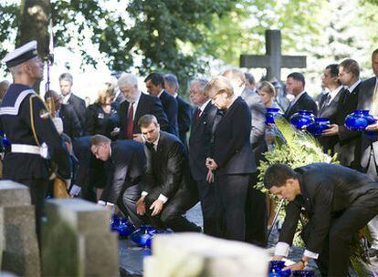 Angela Merkel y Lech Kaczynski, junto a otros políticos europeos, ante el monumento que recuerda la lucha de los soldados polacos contra el Ejército nazi en Gdansk.