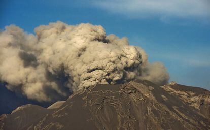 Vista del volc&aacute;n Calbuco este viernes, 24 de abril de 2015.