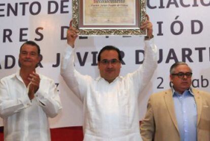 Javier Duarte recogiendo el premio.