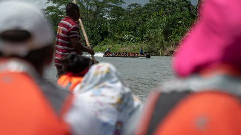 En el río, los equipos se encuentran con embarcaciones cargadas de migrantes que las autoridades están transportando a centros de recepción.