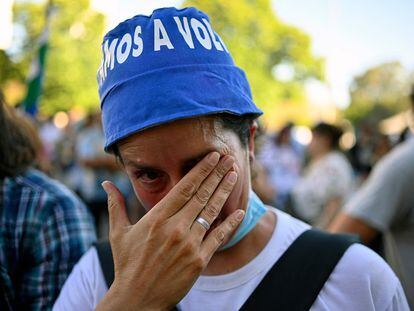 Una partidaria de Cristina Fernández de Kirchner llora tras la sentencia condenatoria frente a los tribunales.