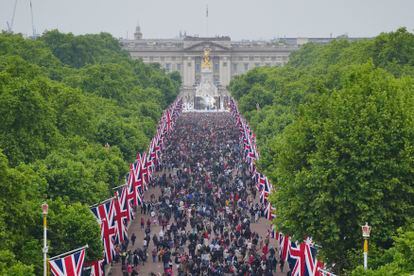 La gente se ha acumulado en el Mall de Londres y en algunas de sus calles paralelas para ver un desfile al que los medios británicos han calculado un coste de 15 millones de libras (17,5 millones de euros).