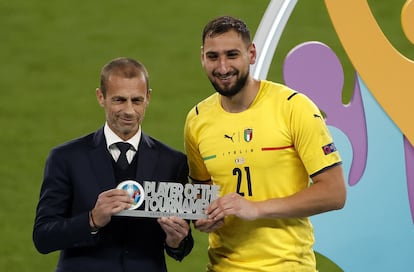 Ceferin, presidente de la UEFA, entrega el premio a mejor jugador de la Eurocopa a Donnarumma.