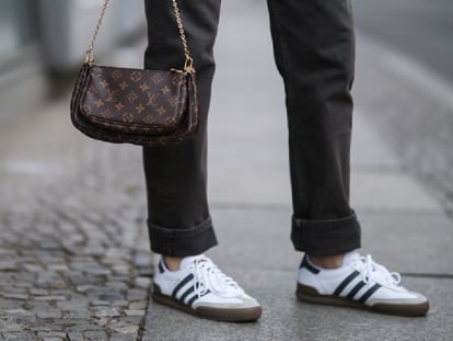 Las zapatillas Adidas se han dejado ver recientemente en muchos 'looks' del 'street style'. GETTY IMAGES.