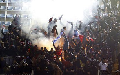 Los aficionados del PSG celebran el primer gol de su equipo.