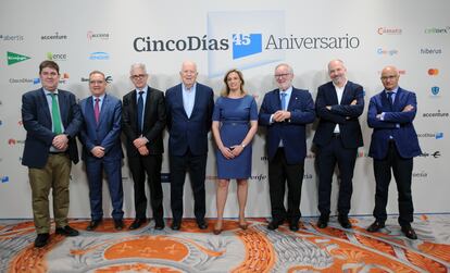 En una foto de familia, los exdirectores de Cinco Días posan junto a la actual directora: Ricardo de Querol, Jorge Rivera, Javier Moreno, Paco Mora, Fernando González Urbaneja, Miguel Jiménez y José Antonio Vega acompañan a Amanda Mars.