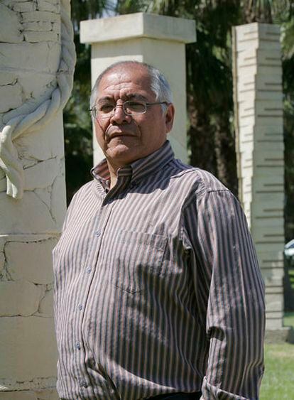 El juez César San Martín, en el campus de la Universidad de Alicante, donde colabora en la Facultad de Derecho, el  25 de mayo de 2010.