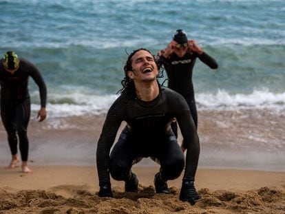 Prácticas en la playa de la Barceloneta de estudiantes de la doble titulación de Bachillerato y enseñanzas deportivas, en la especialidad de socorrismo.