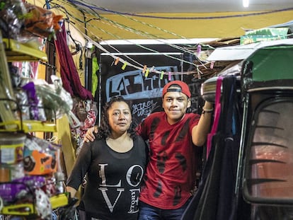Margarita López y su hijo Kevin Iván, comerciantes de dulces en Iztapalapa, en Ciudad de México.