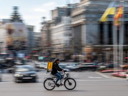 Un repartidor de Glovo en bici por Madrid.