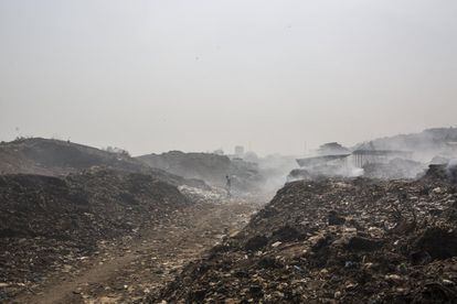 En el vertedero siempre hay humo, porque sus 'trabajadores' queman la basura para que solo quede el metal y así sea más fácil recogerlo. En Big Bomeh, Freetown (Sierra Leona).
