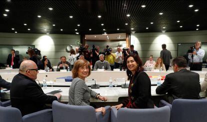 La secretaria de Estado de Empleo, Yolanda Valdeolivas (2i), y la presidenta del Consejo Superior de Deportes, María José Rienda (2d), este martes en el Ministerio de Empleo.