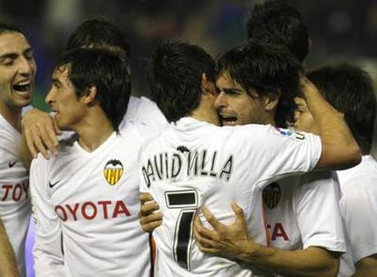 Villa abraza a Ayala, autor del primer gol del Valencia.