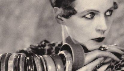 Nancy Cunard fotografiada con sus brazaletes africanos en 1926 por Man Ray.