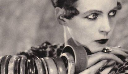 Nancy Cunard fotografiada con sus brazaletes africanos en 1926 por Man Ray. 