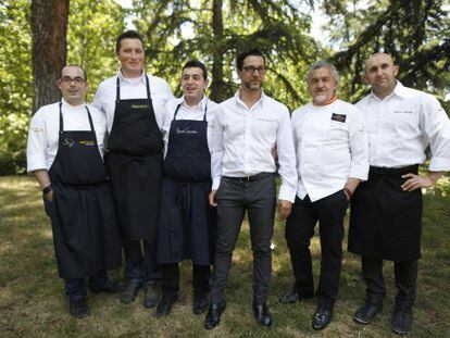 Cocineros valencianos reunidos en Madrid. De izquierda a derecha, Jorge Bretón, Kiko Moya, Ricard Camarena, Quique Dacosta, Paco y Jacob Torreblanca.