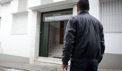 El profesor que ha demandado por discriminaci&oacute;n, en la puerta del colegio.
 