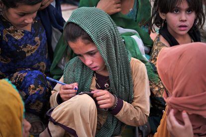 Varias niñas en las clases de la escuela móvil, que las forma hasta primaria; los talibanes prohíben a las jóvenes estudiar secundaria. 