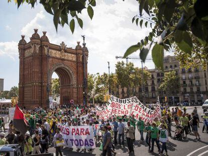 Cuatro columnas de manifestantes confluyen en el Arco de Triunfo de Barcelona esta ma&ntilde;ana
