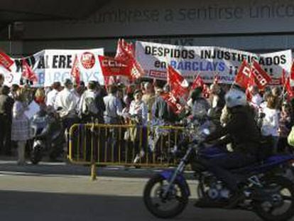 Un momento de la concentración de trabajadores de Barclays frente a la sede principal de la entidad en Madrid, en protesta por el ERE con el que se pretende despedir a un tercio de la plantilla.