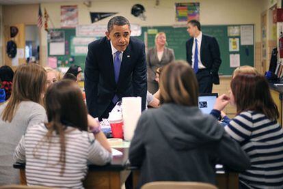 Obama explica las cuentas de 2012 ayer durante una visita a una escuela en Baltimore (Estado de Maryland).