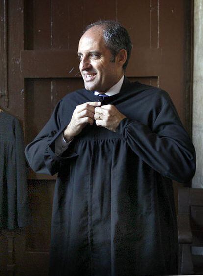 Francisco Camps se pone ayer el blusón de huertano para presidir el Tribunal de las Aguas.