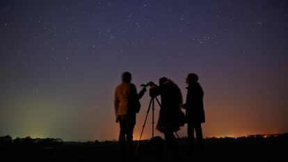 Observación del cielo estrellado con un telescopio.
