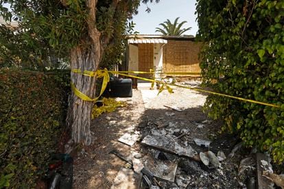 El estado en el que ha quedado la casa donde la actriz Anne Heche estrelló su coche el pasado viernes 5 de agosto de 2022 en Los Ángeles. 