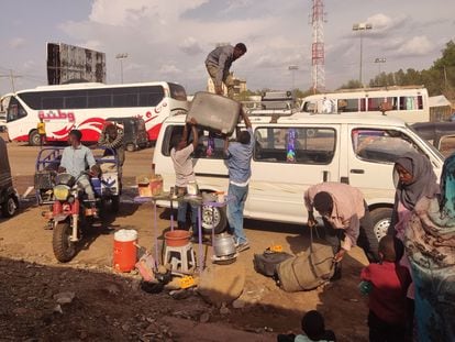 Desplazados sudaneses llegan a la ciudad de Gadarif, en el este de Sudán, el pasado lunes.