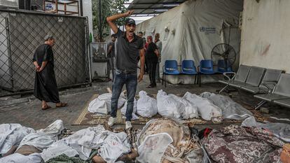 Un palestino grita mientras mira los cadáveres de personas muertas en un ataque israelí frente al hospital Al Najjar, el pasado martes.