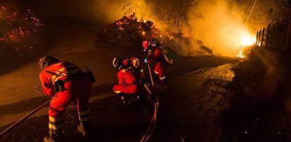 Operarios de la UME luchan contra el fuego en As Neves (Pontevedra).