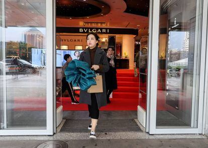 Una turista asiática compra en una tienda de lujo de Madrid.