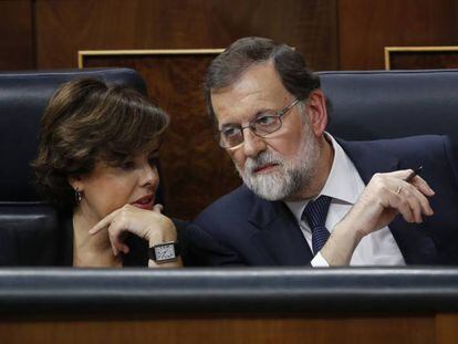 Soraya Sáez de Santamaría y Mariano Rajoy, en un pleno en el Congreso.