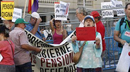 Manifestació de pensionistes davant del Congrés dels Diputats.