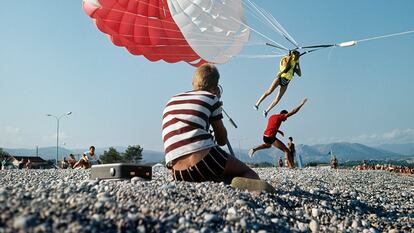 “Jean Creff haciendo 'parasailing”, fotografía de Jacques Henri Lartigue de 1964, de la exposición 'Lartigue. El cazador de instantes felices'.