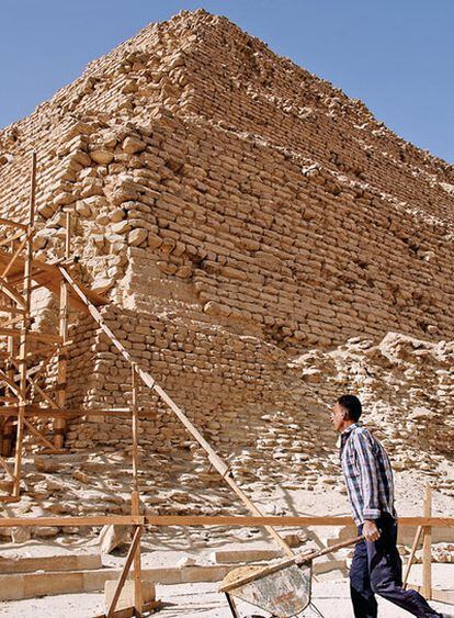 Trabajos de restauración de la pirámide de Zoser, construida en Saqqara (Egipto) por Imhotep entre el 2668 y el 2649 antes de Cristo