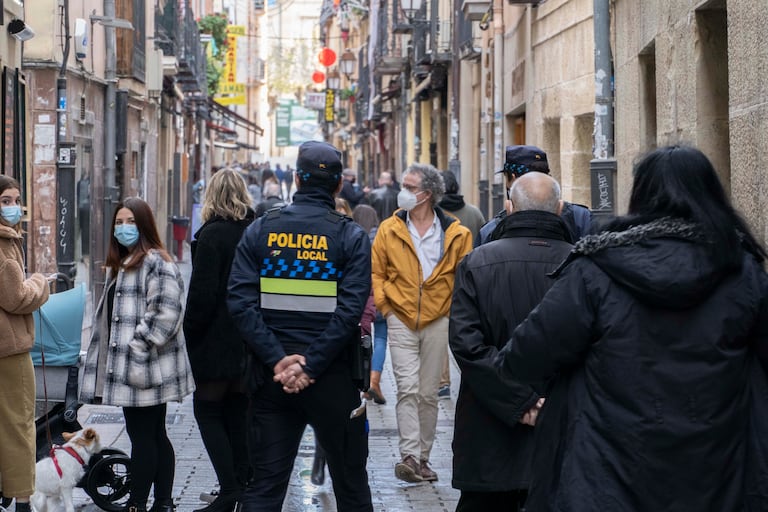 Un policía local de Logroño durante el primer día de reapertura de la hostelería en la ciudad, en Logroño (España),el 29 de noviembre.