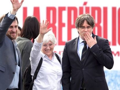 Desde la izquierda, Antoni Comín, Clara Ponsatí y Carles Puigdemont, este sábado. En vídeo, imágenes de Puigdemont y Torra en Perpiñán.