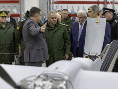 El ministro de Defensa ruso, Serguéi Shoigú, durante una visita a una fábrica de drones en Izhevsk, el 10 de febrero.