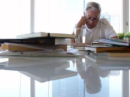 Vargas Llosa, en su casa de Nueva York, unos d&iacute;as despu&eacute;s de conocer que hab&iacute;a ganado el Nobel.