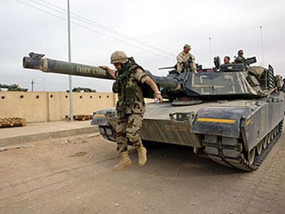 Un soldado español se apea de un carro Abrams, de EE UU, en Nayaf, el martes pasado.