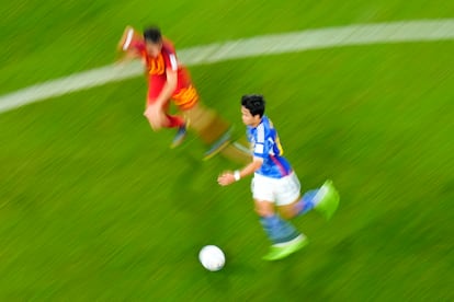 Takefusa Kubo corriendo con el balón frente a Pedri en el partido entre España y Japón.