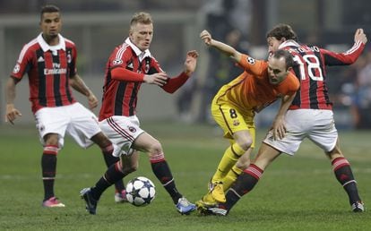 Iniesta entre Riccardo Montolivo, Abate y Boateng.