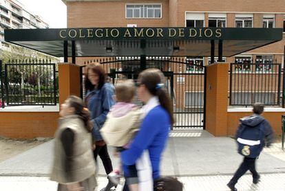 Varias madres y alumnos, ayer, ante la puerta del colegio Amor de Dios de Alcorcón.