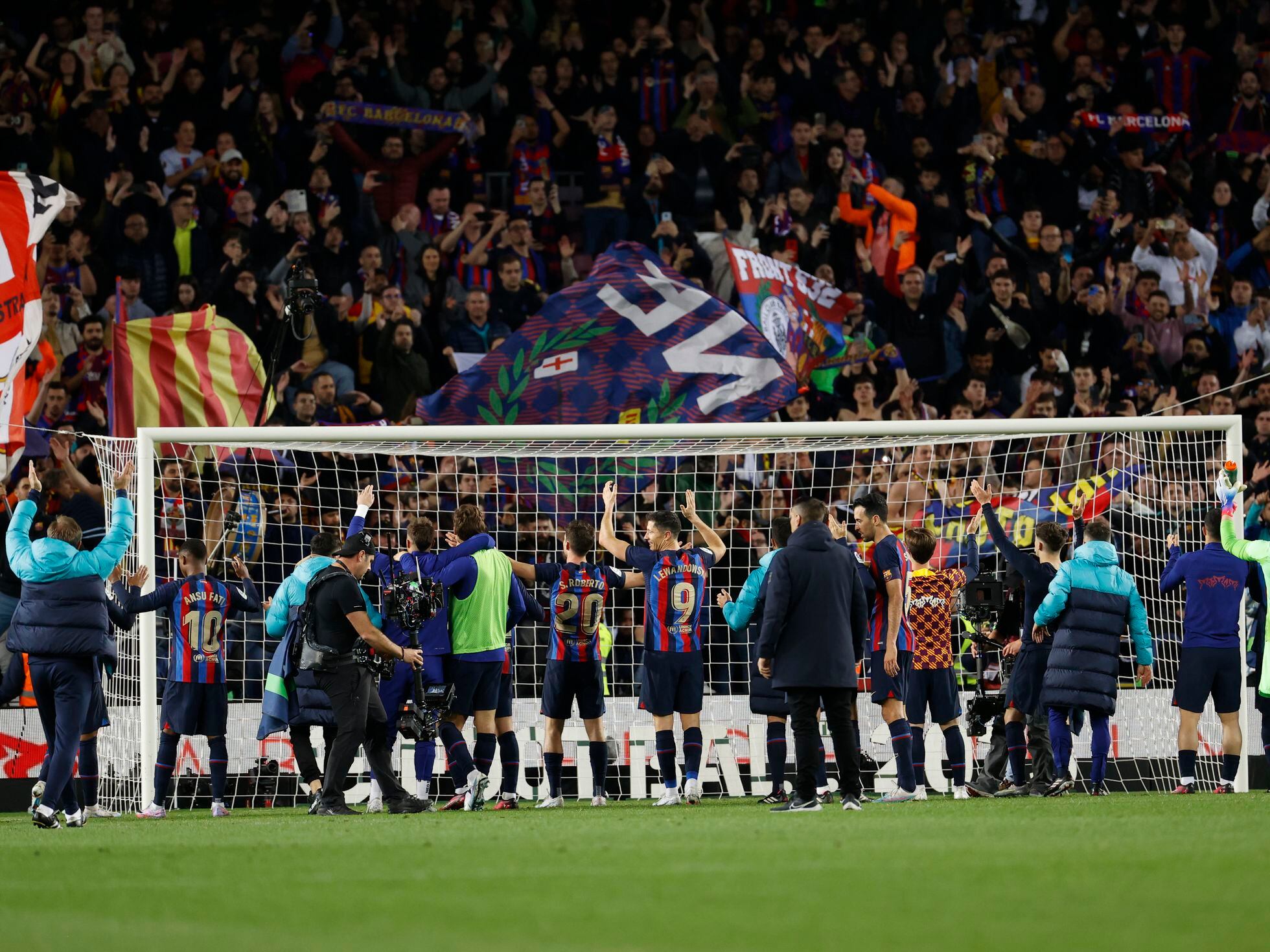 Real Sociedad - Barcelona, fútbol en directo: Araujo da el triunfo al Barça  con un gol en el descuento