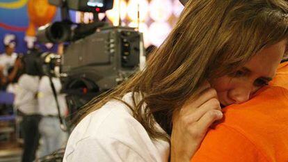 Una trabajadora de RCTV llora por el cierre del canal, en 2007.