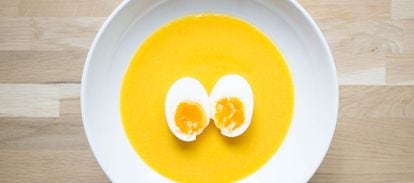 La vichyssoise de zanahoria con enjundia en forma de huevo cocido.